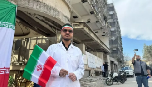 被炸過的房子像骷髏一樣 只剩下幾個洞口 像空洞的眼睛