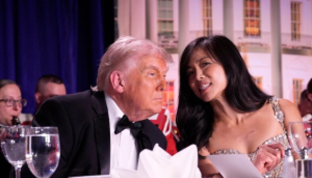 川普旁邊的這位女記者