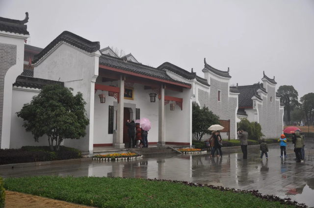 雙公祠是為紀念北宋名臣范仲淹與滕子京而建的紀念性建築.png