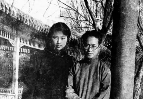 1929年, 張兆和、沈從文。沈從文是老師;張兆和是他的學生。.png